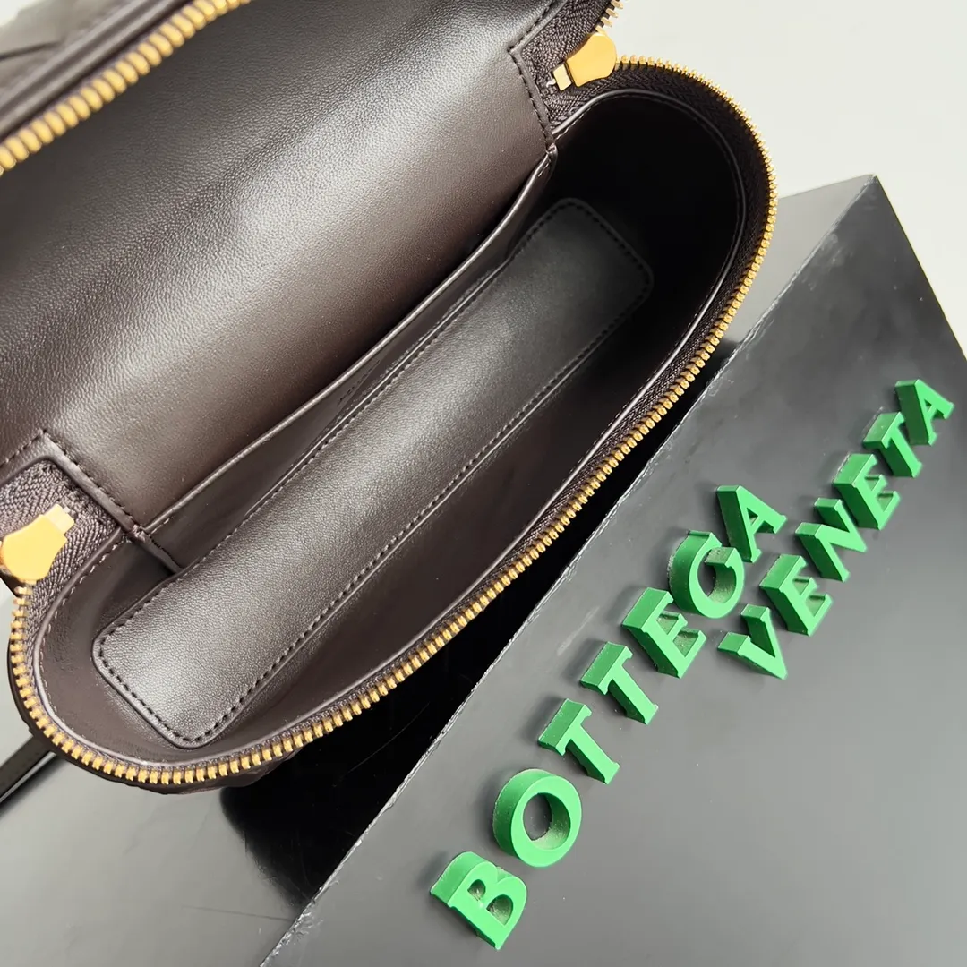 Batch 1360 Bottega Veneta 24 spring and summer woven zipper crossbody bag. A crossbody bag that can be used as a cosmetic bag. The exquisite weaving and compact body are an indispensable accessory for the upcoming summer. The double zipper also better protects the bag. It has a large capacity. If you like it, don’t miss it. Style number: 789109 Size: 22*12.5*5cm